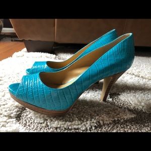 Love these shoes but they no longer fit me.